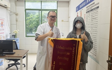 校醫院涂鵬醫師獲學生錦旗致謝